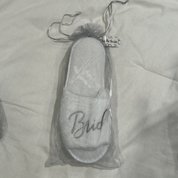 ABOUT FACE DESIGNS WHITE BRIDE/RING SLIPPERS NWT ONE SIZE FITS MOST - Picture 4 of 7